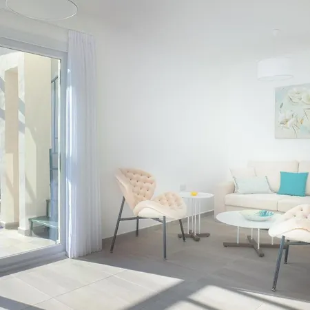 Apartament Nyx Apartment With Penthouse & Spa Tub Vokolidha